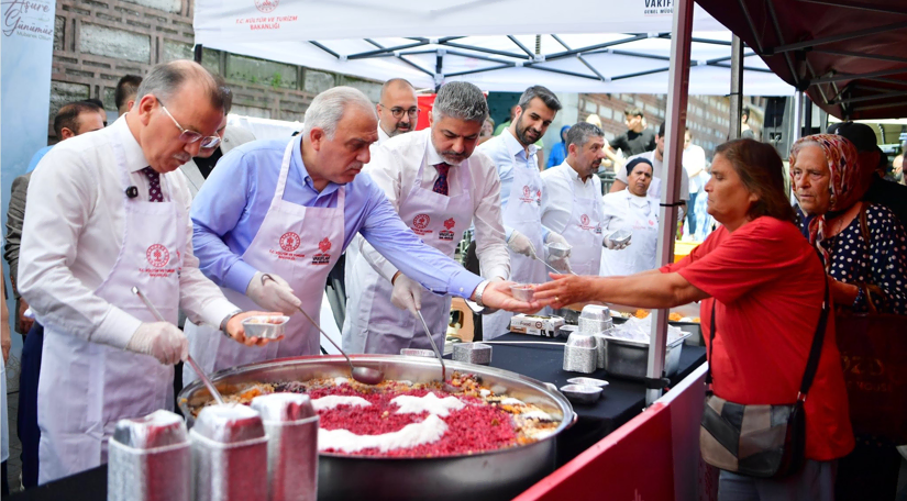 Başkan Turan, Tarihî Mısır Çarşısı ndaki Geleneksel Aşure Programında Hemşehrileriyle Buluştu