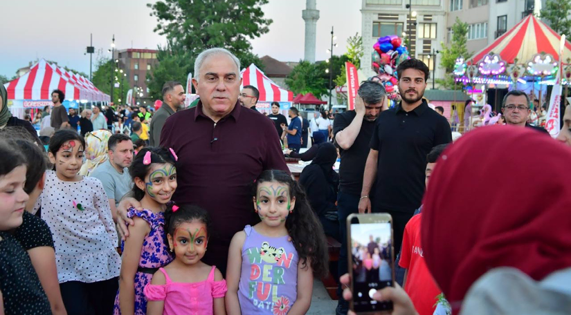 Başkan Turan, Topkapı Kaleiçi Meydanı nda Mutlu Çocuk Şenliğimizin Neşesine Ortak Oldu Başkan Turan, Topkapı Kaleiçi Meydanı nda Mutlu Çocuk Şenliğimizin Neşesine Ortak Oldu