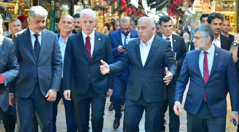 Vali Gül ile Başkan Turan, Tarihî Arasta Çarşısı'nda Esnafla Buluştu