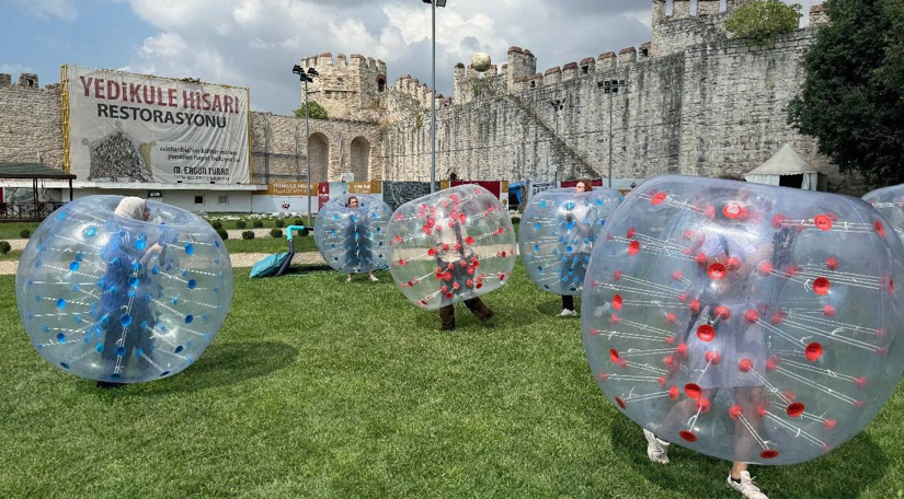 Yedikule Hisarı nda Yaz Turnuvaları Balon Futbolu Heyecanıyla Başladı Yedikule Hisarı nda Yaz Turnuvaları Balon Futbolu Heyecanıyla Başladı