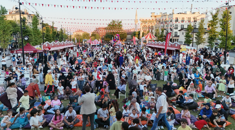Topkapı Kaleiçi Meydanı nda Mutlu Çocuk Şenliği Coşkusu Her Akşam Büyüyor