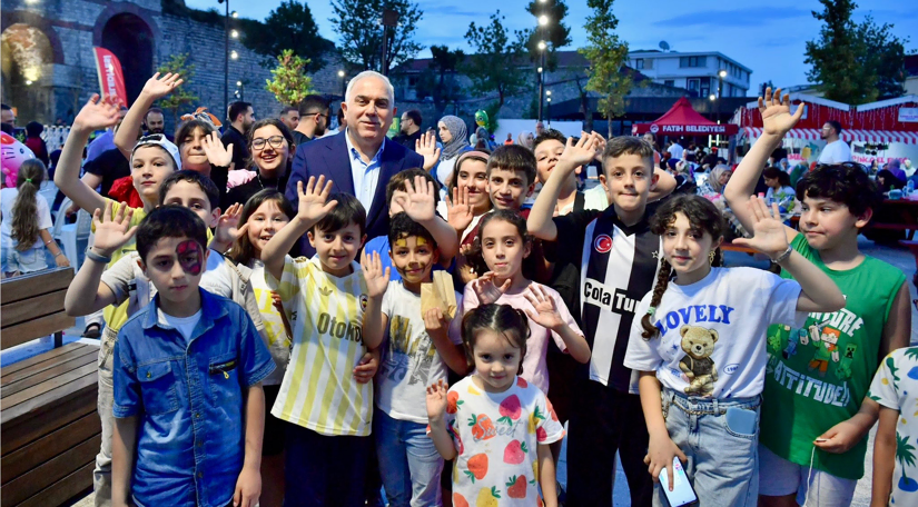 Başkan Turan, Topkapı Kaleiçi Meydanı nda Düzenlenen Mutlu Çocuk Şenliği ni Ziyaret Etti Başkan Turan, Topkapı Kaleiçi Meydanı nda Düzenlenen Mutlu Çocuk Şenliği ni Ziyaret Etti