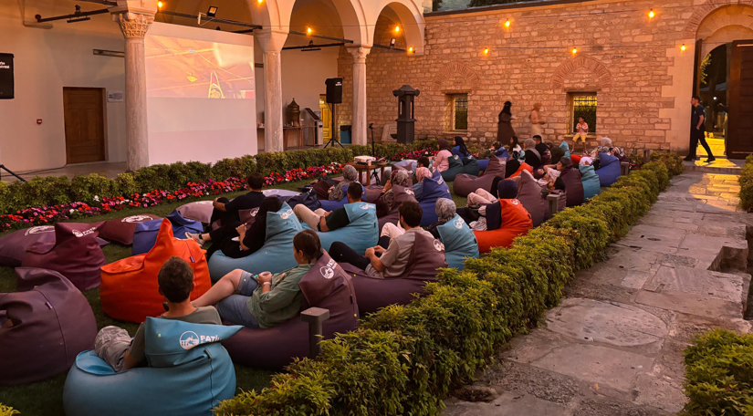 Medrese Davutpaşa da Avluda Sinema Devam Ediyor: “Yine Gel” Filmi İzleyiciyle Buluştu Medrese Davutpaşa da Avluda Sinema Devam Ediyor: “Yine Gel” Filmi İzleyiciyle Buluştu