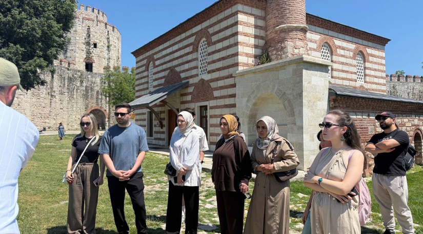 Efsaneleriyle Ünlü Yedikule Hisarı nda Rehberli Gündüz Turları Devam Ediyor Efsaneleriyle Ünlü Yedikule Hisarı nda Rehberli Gündüz Turları Devam Ediyor