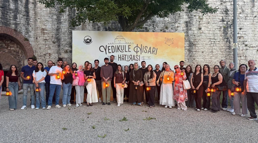 Ay Işığında Tarihî Bir Gece: Yedikule Hisarı nda Fener Eşliğinde Yolculuk Ay Işığında Tarihî Bir Gece: Yedikule Hisarı nda Fener Eşliğinde Yolculuk