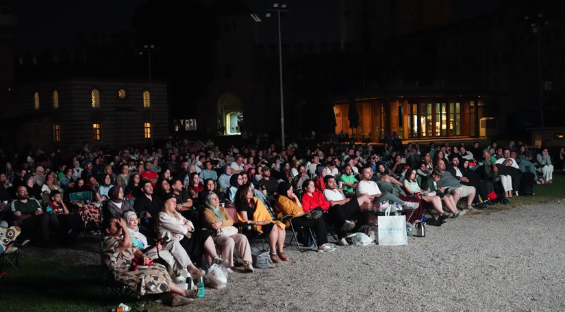 Yedikule Hisarı nda Açık Hava Sinema Günleri “Kazanma Sanatı” Filmiyle Sinemaseverleri Buluşturdu Yedikule Hisarı nda Açık Hava Sinema Günleri “Kazanma Sanatı” Filmiyle Sinemaseverleri Buluşturdu