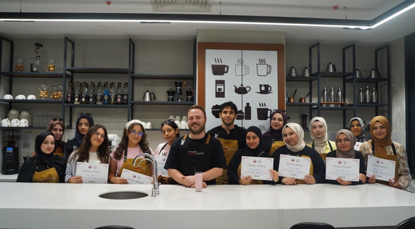 GastroSanat ta Milkshake Eğitimi: KARINCA El Emeği Eğitim Birimimiz ile Soğuk İçeceklerin Lezzetli Dünyasına Yolculuk