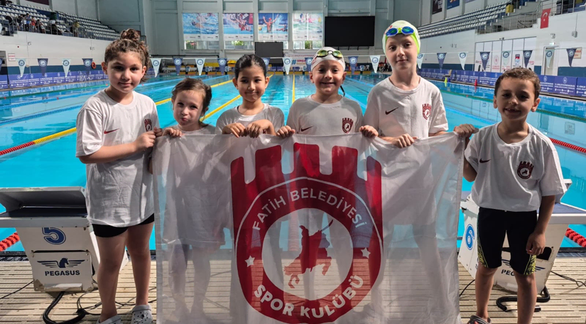 Spor Kulübümüzün Minik Kulaçları İstanbul Şampiyonasında Kürsüye Uzandı Spor Kulübümüzün Minik Kulaçları İstanbul Şampiyonasında Kürsüye Uzandı