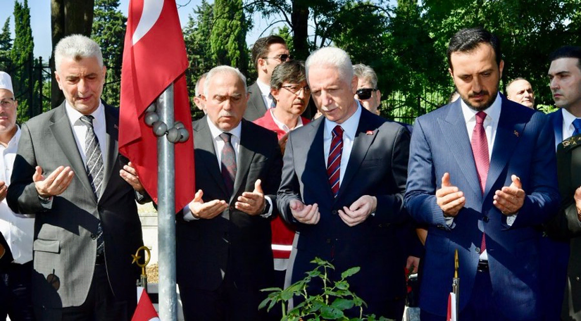 Ticaret Bakanı Bolat, Vali Gül ve Başkan Turan Edirnekapı 15 Temmuz Şehitliği nde Aziz Şehitlerimizi Rahmet ve Dualarla Yâd Etti Ticaret Bakanı Bolat, Vali Gül ve Başkan Turan Edirnekapı 15 Temmuz Şehitliği nde Aziz Şehitlerimizi Rahmet ve Dualarla Yâd Etti