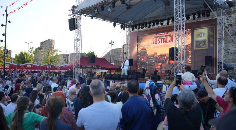 Topkapı Kaleiçi Meydanı nda Nostalji Günleri Başladı: İlk Günden Meydanı Dolduran Vatandaşlarımız Şehir Hatıralarıyla Buluştu Topkapı Kaleiçi Meydanı nda Nostalji Günleri Başladı: İlk Günden Meydanı Dolduran Vatandaşlarımız Şehir Hatıralarıyla Buluştu