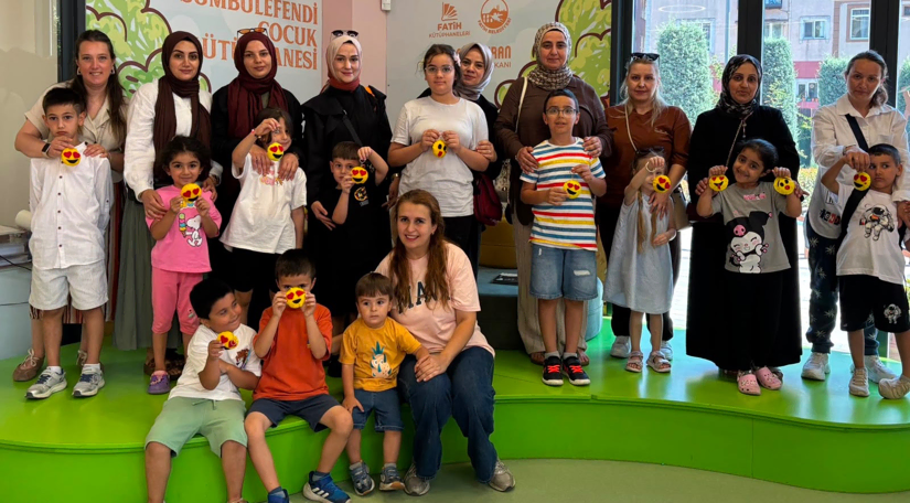 Anne ve Çocuklarımız Sümbül Efendi Çocuk Kütüphanesi'nde Düzenlenen Emoji Anahtarlık Atölyesi'nde Buluştu: Hem Eğlendiler Hem de Öğrendiler