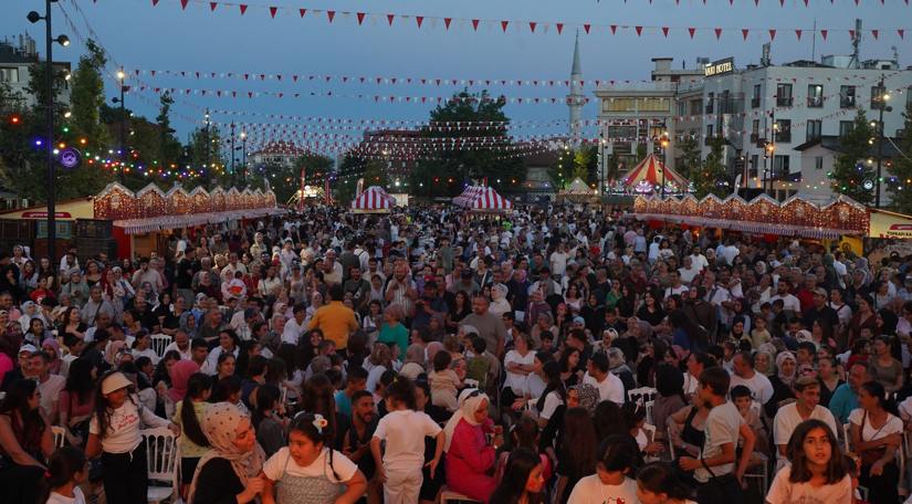 Topkapı Kaleiçi Meydanı nda Nostalji Günleri, İkinci Gününde de Vatandaşlarımızın Yoğun Katılımıyla Devam Ediyor Topkapı Kaleiçi Meydanı nda Nostalji Günleri, İkinci Gününde de Vatandaşlarımızın Yoğun Katılımıyla Devam Ediyor