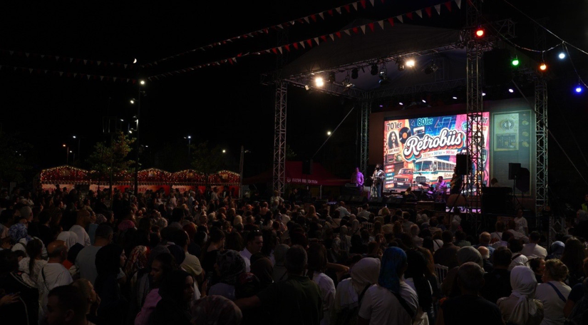Topkapı Kaleiçi Meydanı'nda Nostalji Günleri, Üçüncü Gününde de Şehir Hatıralarını Yaşatmaya Devam Ediyor