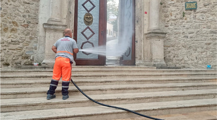 Fatih'te İbadethane Çevrelerinde 7/24 Temizlik ve Hijyen Seferberliği