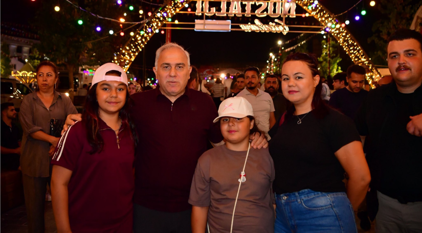 Başkan Turan, Topkapı Kaleiçi Meydanı nda Yoğun Katılımla Devam Eden Nostalji Günleri nde Hemşehrileriyle Buluştu Başkan Turan, Topkapı Kaleiçi Meydanı nda Yoğun Katılımla Devam Eden Nostalji Günleri nde Hemşehrileriyle Buluştu