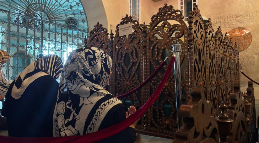 Kadın ve Aile Birimimizin Türbe Gezileriyle Vatandaşlarımız İstanbul un Manevi Mirasını Keşfediyor Kadın ve Aile Birimimizin Türbe Gezileriyle Vatandaşlarımız İstanbul un Manevi Mirasını Keşfediyor