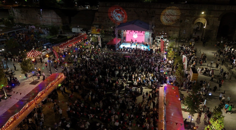 Yoğun Katılımla Devam Eden Topkapı Kaleiçi Meydanı'ndaki Nostalji Festivali'nde Altıncı Güne Unutulmayan Şarkılar ve Yeşilçam Damga Vurdu