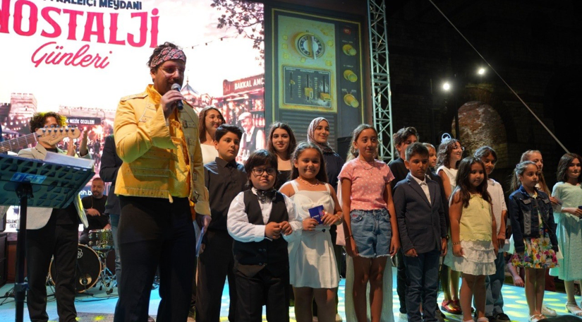 Topkapı Kaleiçi Meydanı nda Yoğun Katılımla Devam Eden Nostalji Festivali nde Müzik Yarışmasının Minik Yıldızları Büyük Alkış Topladı Topkapı Kaleiçi Meydanı nda Yoğun Katılımla Devam Eden Nostalji Festivali nde Müzik Yarışmasının Minik Yıldızları Büyük Alkış Topladı