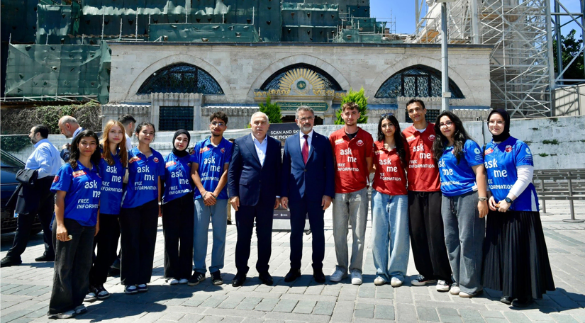 Başkan Turan ve FSMVÜ Rektörü Şimşek, Ayasofya Meydanı nda Yerli ve Yabancı Turistler ile Gönüllü Turizm Elçilerimizle Buluştu Başkan Turan ve FSMVÜ Rektörü Şimşek, Ayasofya Meydanı nda Yerli ve Yabancı Turistler ile Gönüllü Turizm Elçilerimizle Buluştu