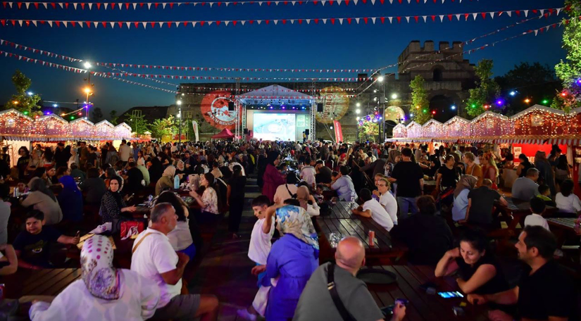 Topkapı Kaleiçi Meydanı nda Yoğun İlgi Gören Nostalji Günleri, Bilgi Yarışmaları, Sokak Gösterileri ve Mine Geçitli Konseriyle Devam Ediyor Topkapı Kaleiçi Meydanı nda Yoğun İlgi Gören Nostalji Günleri, Bilgi Yarışmaları, Sokak Gösterileri ve Mine Geçitli Konseriyle Devam Ediyor