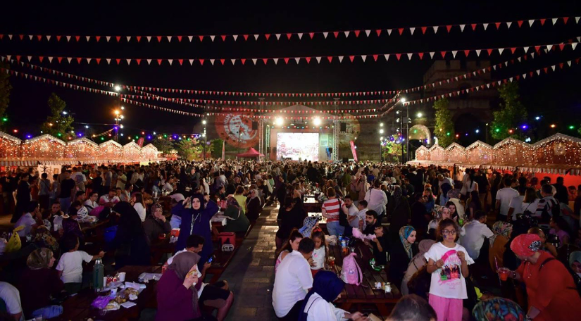 Topkapı Kaleiçi Meydanı nda Yoğun Katılımla Devam Eden Nostalji Günleri nde Çocuk Şarkıları, Okul Hatıraları ve Çok Sesli Ezgiler Buluştu Topkapı Kaleiçi Meydanı nda Yoğun Katılımla Devam Eden Nostalji Günleri nde Çocuk Şarkıları, Okul Hatıraları ve Çok Sesli Ezgiler Buluştu