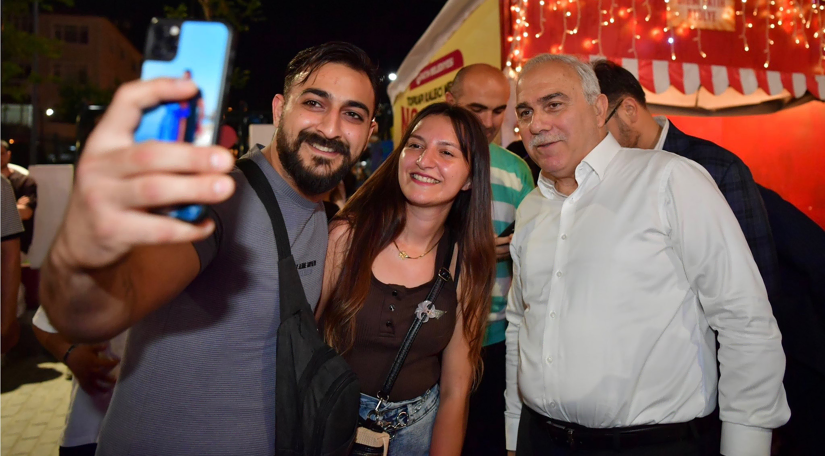 Başkan Turan, Topkapı Kaleiçi Meydanı ndaki Nostalji Günleri nde Hemşehrileriyle Buluşarak Festival Heyecanını Paylaştı