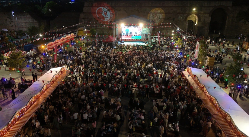 Yoğun İlgi Gören Topkapı Kaleiçi Meydanı Nostalji Günleri, Eski İstanbul un Mahalle Kültürünü ve Hatıralarını Yeniden Yaşatıyor Yoğun İlgi Gören Topkapı Kaleiçi Meydanı Nostalji Günleri, Eski İstanbul un Mahalle Kültürünü ve Hatıralarını Yeniden Yaşatıyor