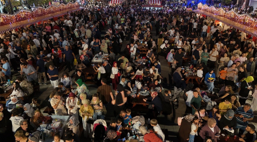 Topkapı Kaleiçi Meydanı nda Yoğun İlgi Gören Nostalji Günleri, Eski İstanbul un Mahalle Ruhunu Yeniden Canlandırıyor Topkapı Kaleiçi Meydanı nda Yoğun İlgi Gören Nostalji Günleri, Eski İstanbul un Mahalle Ruhunu Yeniden Canlandırıyor