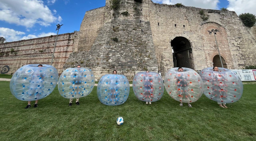 Yedikule Hisarı nda Yaz Turnuvaları Balon Futbolu Heyecanıyla Devam Ediyor Yedikule Hisarı nda Yaz Turnuvaları Balon Futbolu Heyecanıyla Devam Ediyor
