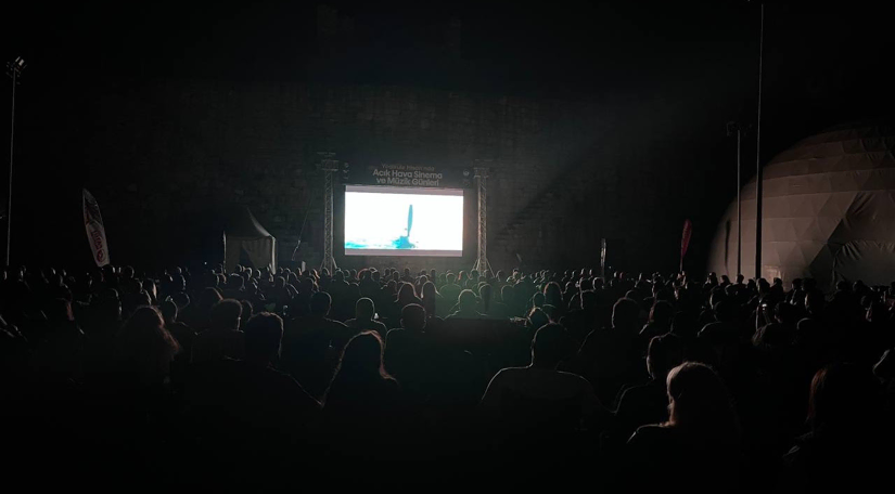 Açık Havada Tarihle Buluşma: Yedikule Hisarı nda Sinema Akşamları Turkcell Sponsorluğunda Devam Ediyor Açık Havada Tarihle Buluşma: Yedikule Hisarı nda Sinema Akşamları Turkcell Sponsorluğunda Devam Ediyor