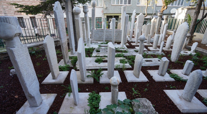 Üç Baş Nureddin Hamza Camii Haziresi Restore Edildi Üç Baş Nureddin Hamza Camii Haziresi Restore Edildi