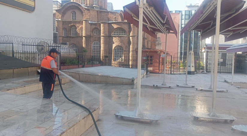 Fatih'te İbadethane Çevrelerinde 7/24 Temizlik ve Hijyen Seferberliği
