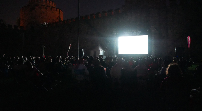 Açık Havada Tarihle Buluşma: Yedikule Hisarı'nda Sinema Akşamları Turkcell Sponsorluğunda Devam Ediyor