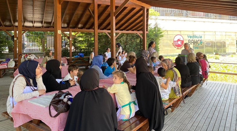 Yedikule Bahçe de Kompost Atölyesi: Organik Atıklar Toprakla Buluşuyor Yedikule Bahçe de Kompost Atölyesi: Organik Atıklar Toprakla Buluşuyor