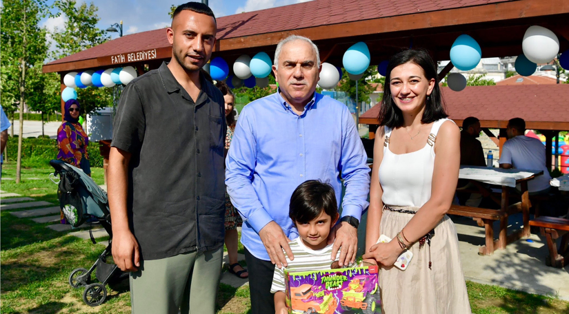Başkan Turan, Karasurları Millet Bahçesi ndeki Mutlu Çocuk Şenliğimizi Ziyaret Ederek Miniklerimiz ve Aileleriyle Buluştu Başkan Turan, Karasurları Millet Bahçesi ndeki Mutlu Çocuk Şenliğimizi Ziyaret Ederek Miniklerimiz ve Aileleriyle Buluştu