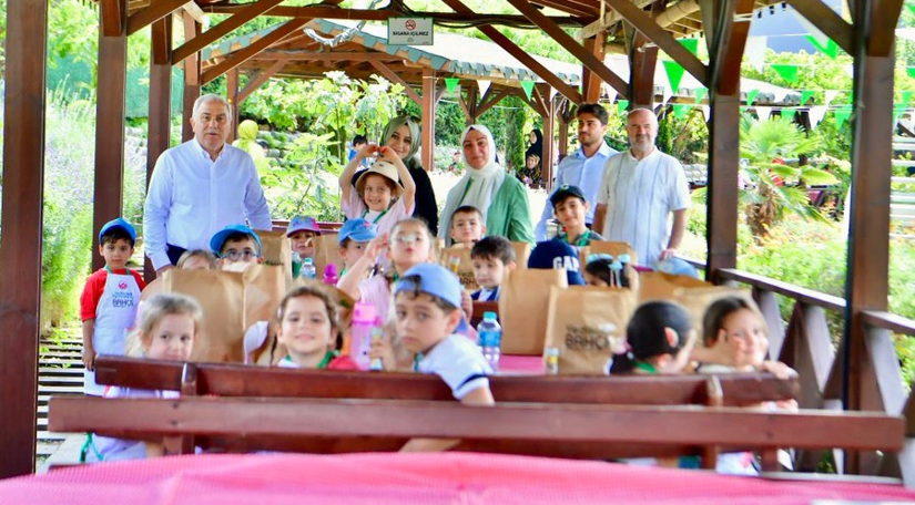 Başkan Turan, Yedikule Bahçe de Çocuklarımız ve Ailelerle Bir Araya Geldi Başkan Turan, Yedikule Bahçe de Çocuklarımız ve Ailelerle Bir Araya Geldi