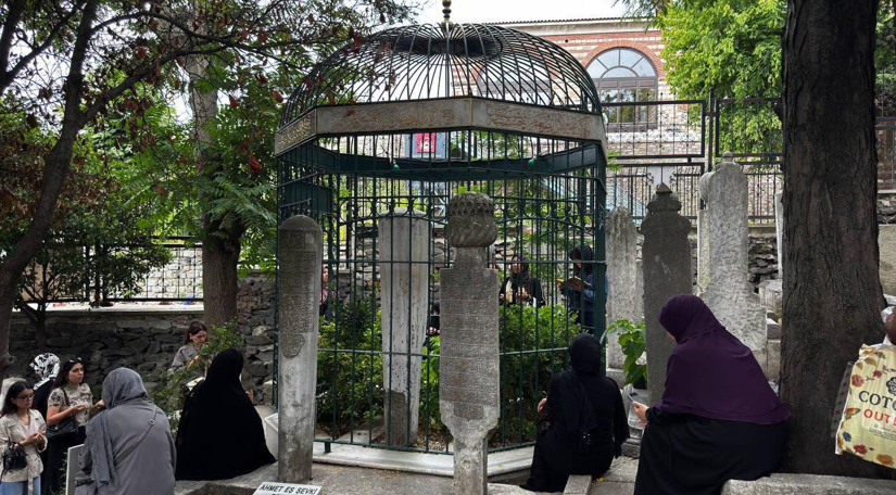 Kadın ve Aile Birimimizin Türbe Gezileriyle Vatandaşlarımız İstanbul un Manevi Mirasını Keşfediyor Kadın ve Aile Birimimizin Türbe Gezileriyle Vatandaşlarımız İstanbul un Manevi Mirasını Keşfediyor