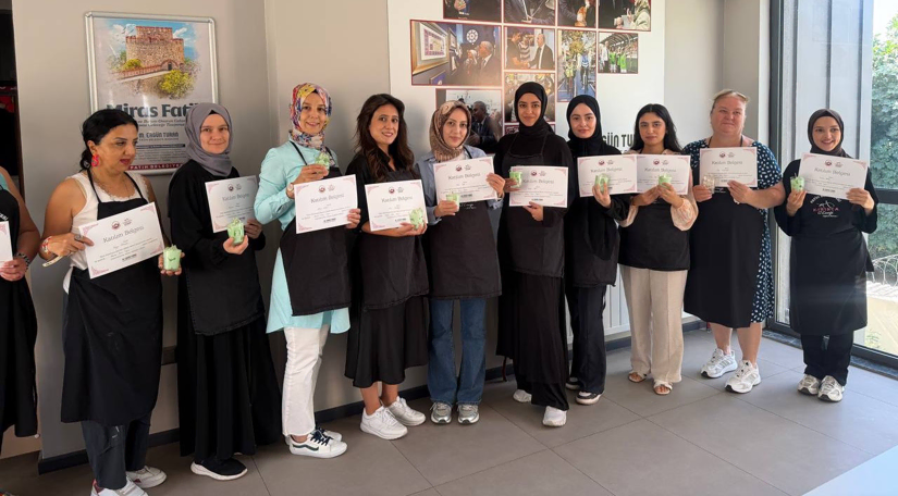 KARINCA El Emeği Eğitim Birimimizden Fındıkzade'de Sıcacık Bir Buluşma: Matcha Latte Temalı Mum Etkinliği