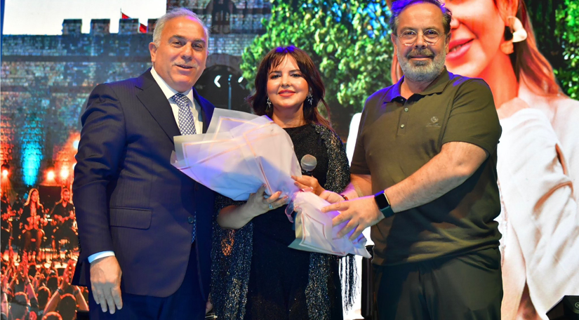 Başkan Turan, Topkapı Kaleiçi Meydanı nda Münevver Özdemir in “Taş Avludan Türküler” Konserini Hemşehrileriyle Birlikte Dinledi Başkan Turan, Topkapı Kaleiçi Meydanı nda Münevver Özdemir in “Taş Avludan Türküler” Konserini Hemşehrileriyle Birlikte Dinledi