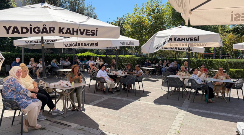 Yadigâr Kahvesi nde Kıymetli Büyüklerimizle Yazın Son Günleri Müzik, Sohbet ve İkramlarla Uğurlandı Yadigâr Kahvesi nde Kıymetli Büyüklerimizle Yazın Son Günleri Müzik, Sohbet ve İkramlarla Uğurlandı