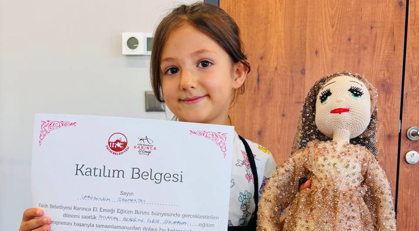 Anneler ve Kızları Birlikte Tasarlıyor: Silivrikapı da “Oyuncak Bebeğime Kıyafet Dikiyorum Atölyesi Anneler ve Kızları Birlikte Tasarlıyor: Silivrikapı da “Oyuncak Bebeğime Kıyafet Dikiyorum Atölyesi