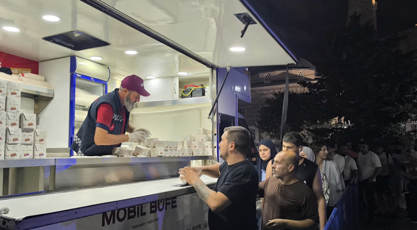 Fatih te Mevlid Kandili nde Camilerimizde Vatandaşlarımıza Kandil Simidi İkramı Fatih te Mevlid Kandili nde Camilerimizde Vatandaşlarımıza Kandil Simidi İkramı