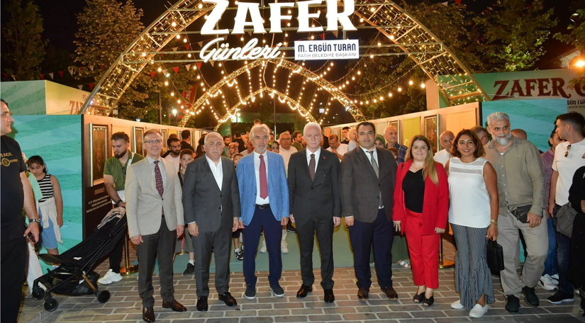 Vali Gül, Başkan Turan ve Kültür ve Sanat Politikaları Kurulu Bşk. V. İskender Pala, Bir Milletin Zafer Günleri nde Topkapı Kaleiçi Meydanı nda Buluşt Vali Gül, Başkan Turan ve Kültür ve Sanat Politikaları Kurulu Bşk. V. İskender Pala, Bir Milletin Zafer Günleri nde Topkapı Kaleiçi Meydanı nda Buluşt