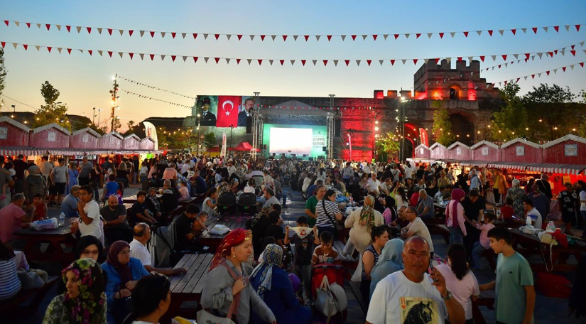 Bir Milletin Zafer Günleri, Topkapı Kaleiçi Meydanı'nda Binlerce Ziyaretçiyle Devam Ediyor; Tarih, Zafer ve Gelenek Yeniden Canlanıyor