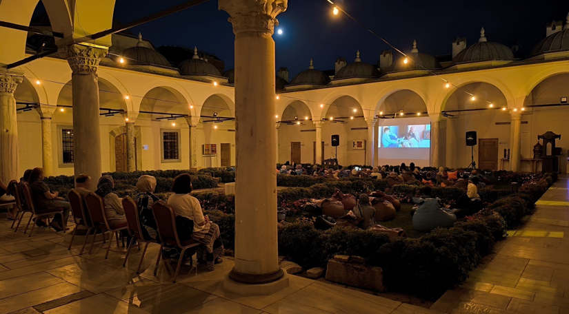 Medrese Davutpaşa da Avluda Sinema Devam Ediyor Medrese Davutpaşa da Avluda Sinema Devam Ediyor