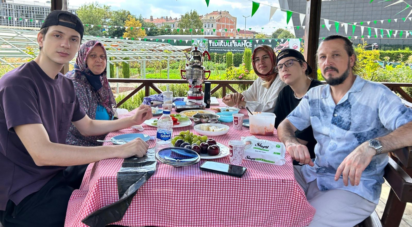 Yedikule Bahçe de Piknik Keyfi Devam Ediyor Yedikule Bahçe de Piknik Keyfi Devam Ediyor
