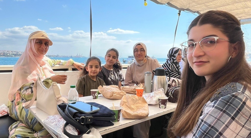 Kadın ve Aile Birimimizin Düzenlediği Boğaz Turlarıyla Yazın Keyfi Boğaz da Yaşanıyor Kadın ve Aile Birimimizin Düzenlediği Boğaz Turlarıyla Yazın Keyfi Boğaz da Yaşanıyor