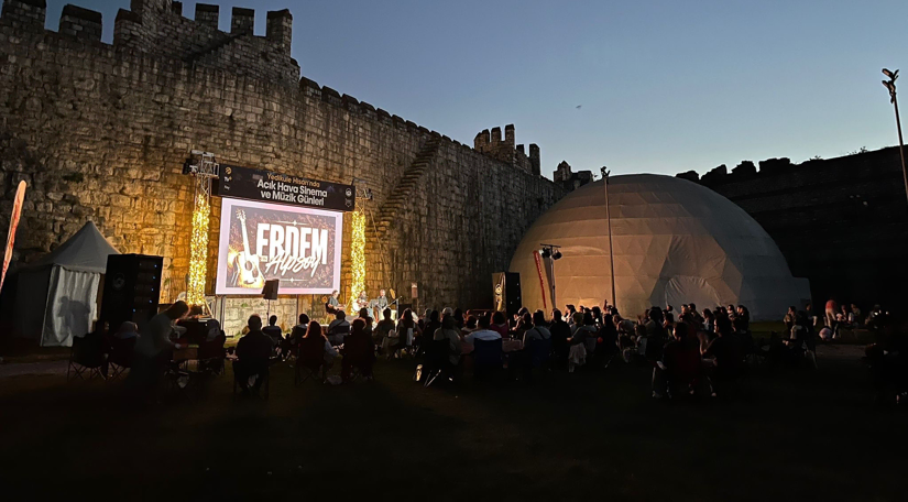 Turkcell İş Birliğiyle Yedikule Hisarı nda Yaz Geleneğine Dönüşen Müzik Buluşması: Akustik Akşamlar Turkcell İş Birliğiyle Yedikule Hisarı nda Yaz Geleneğine Dönüşen Müzik Buluşması: Akustik Akşamlar