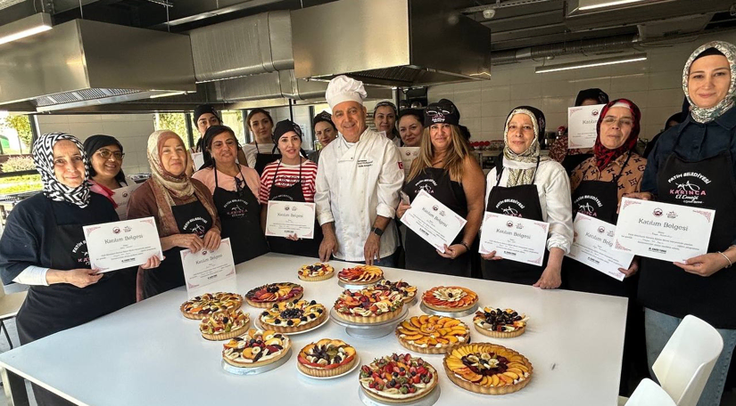KARINCA El Emeği Eğitim Birimi nden Pastacılık Eğitimleri: Silivrikapı da Meyveli Tart Ustaları Yetişiyor KARINCA El Emeği Eğitim Birimi nden Pastacılık Eğitimleri: Silivrikapı da Meyveli Tart Ustaları Yetişiyor