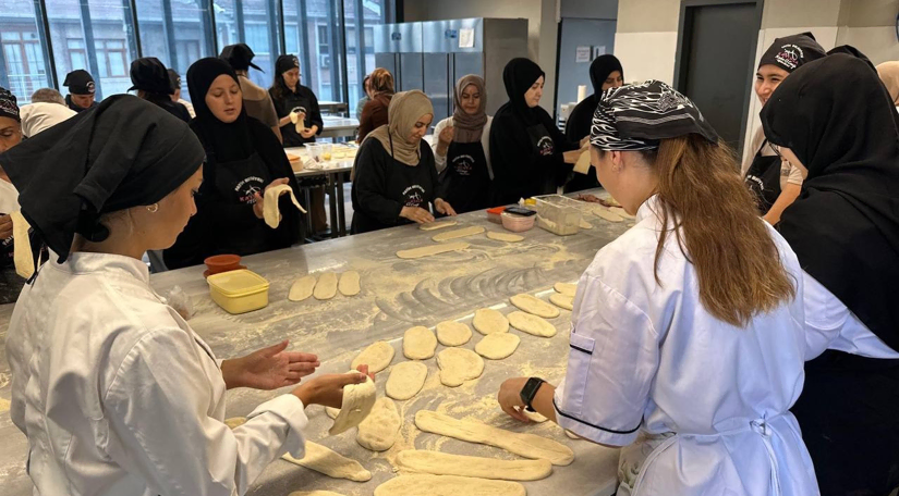 KARINCA El Emeği Eğitim Birimi nden Lezzet Yolculuğu: GastroSanat ta Keyif Dolu Pide Yapım Atölyesi KARINCA El Emeği Eğitim Birimi nden Lezzet Yolculuğu: GastroSanat ta Keyif Dolu Pide Yapım Atölyesi